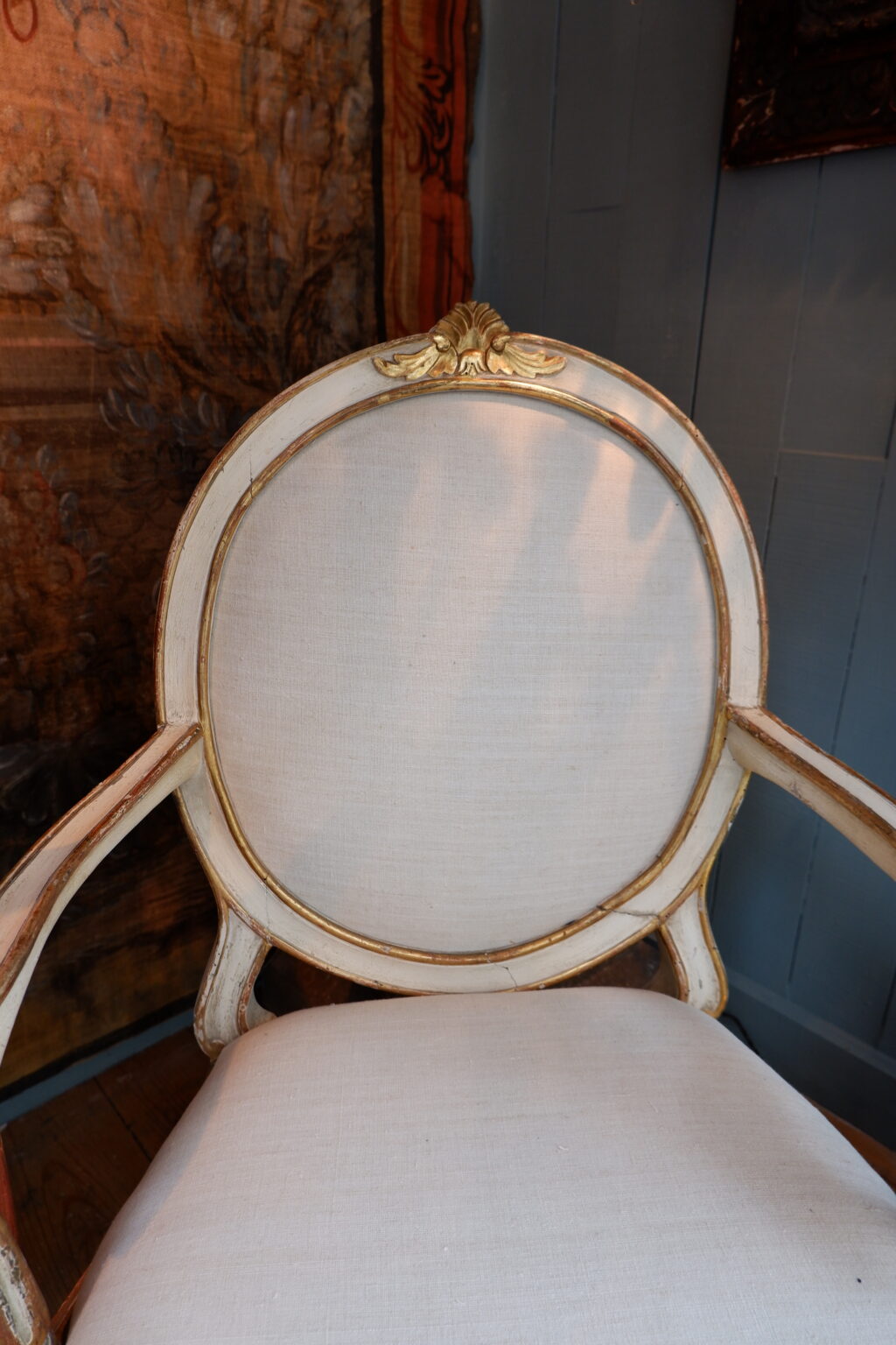 Elégante paire de fauteuils à chassis d'époque XVIIIe laque ivoire et feuille d'or – Image 5