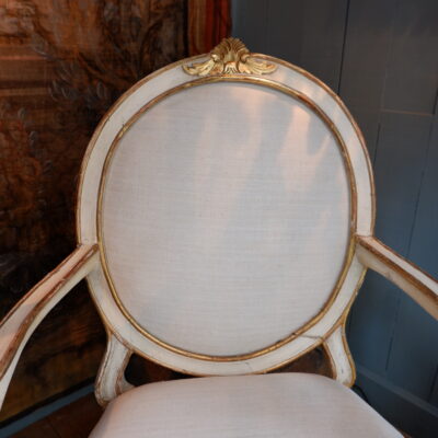 Elégante paire de fauteuils à chassis d’époque XVIIIe laque ivoire et feuille d’or