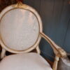 Elégante paire de fauteuils à chassis d'époque XVIIIe laque ivoire et feuille d'or – Image 6