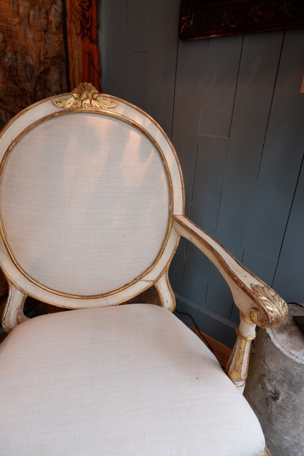 Elégante paire de fauteuils à chassis d'époque XVIIIe laque ivoire et feuille d'or – Image 6