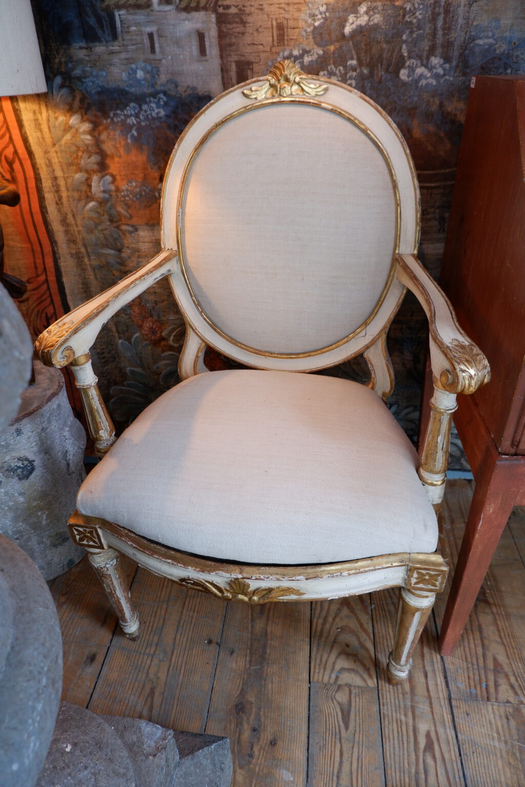 Elégante paire de fauteuils à chassis d'époque XVIIIe laque ivoire et feuille d'or – Image 3