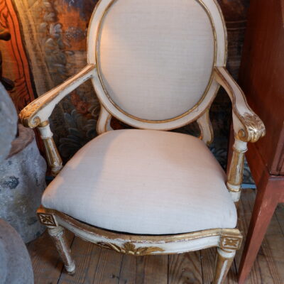 Elégante paire de fauteuils à chassis d’époque XVIIIe laque ivoire et feuille d’or
