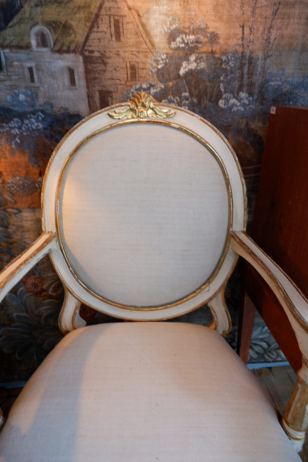 Elégante paire de fauteuils à chassis d'époque XVIIIe laque ivoire et feuille d'or – Image 2