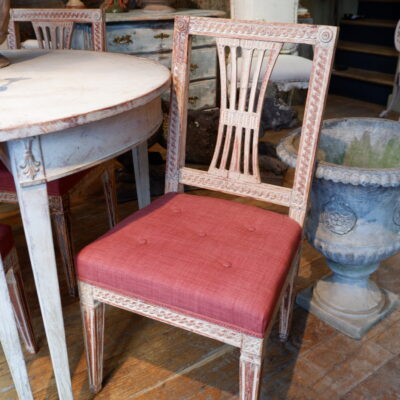Suite de 4 chaises gustaviennes en bois peint blanc ca.1890