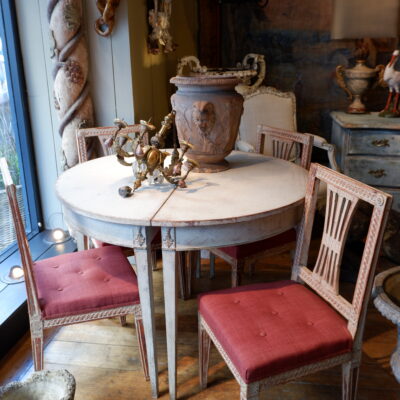 Suite de 4 chaises gustaviennes en bois peint blanc ca.1890