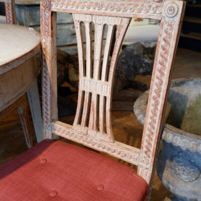 Suite de 4 chaises gustaviennes en bois peint blanc ca.1890