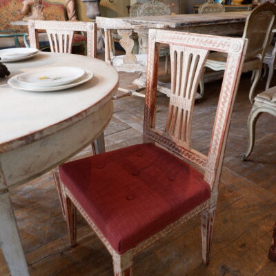 Suite de 4 chaises gustaviennes en bois peint blanc ca.1890
