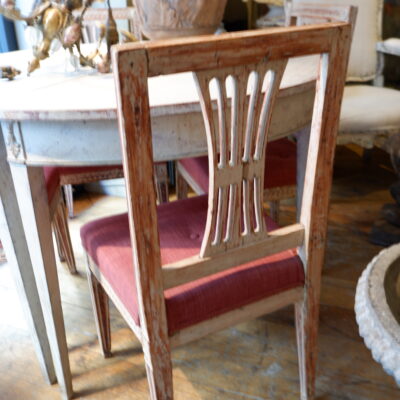 Suite de 4 chaises gustaviennes en bois peint blanc ca.1890
