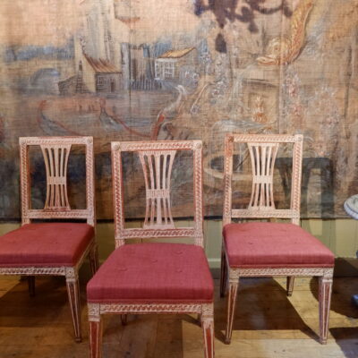 Suite de 4 chaises gustaviennes en bois peint blanc ca.1890