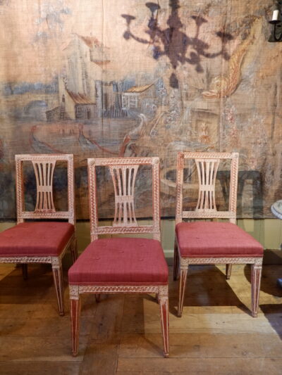 Suite de 4 chaises gustaviennes en bois peint blanc ca.1890