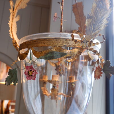 ELEGANTE FAUSSE PAIRE DE SUSPENSIONS BRONZE DORE & VERRE CA.1900