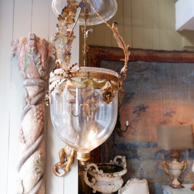ELEGANTE FAUSSE PAIRE DE SUSPENSIONS BRONZE DORE & VERRE CA.1900