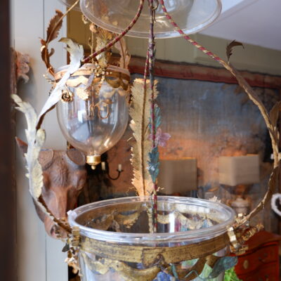 ELEGANTE FAUSSE PAIRE DE SUSPENSIONS BRONZE DORE & VERRE CA.1900