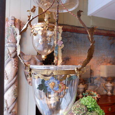 ELEGANTE FAUSSE PAIRE DE SUSPENSIONS BRONZE DORE & VERRE CA.1900
