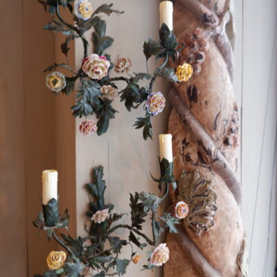 Paire d’appliques en tôle peinte & fleurs en céramique multicolore ca.1900