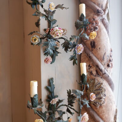 Paire d’appliques en tôle peinte & fleurs en céramique multicolore ca.1900