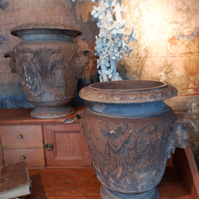 Suite de 6 vases Néo-classiques en terre cuite anses têtes de lion ca.1880