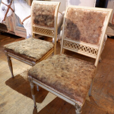 Suite de 4 chaises gustaviennes laque ivoire & or ca.1870