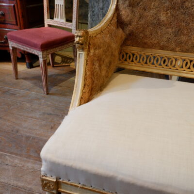 Elegante banquette deux places gustavienne accoudoirs têtes de lion laque ivoire ca.1870