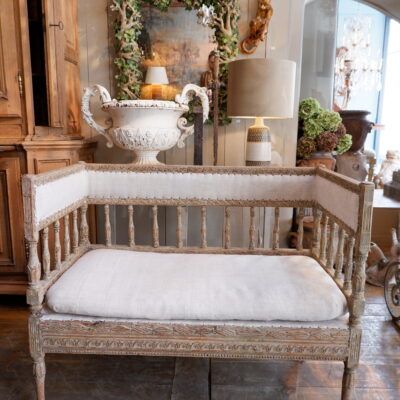 Petite banquette gustavienne – 2 places en bois sculpté début XIXe