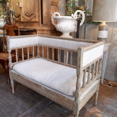 Petite banquette gustavienne – 2 places en bois sculpté début XIXe