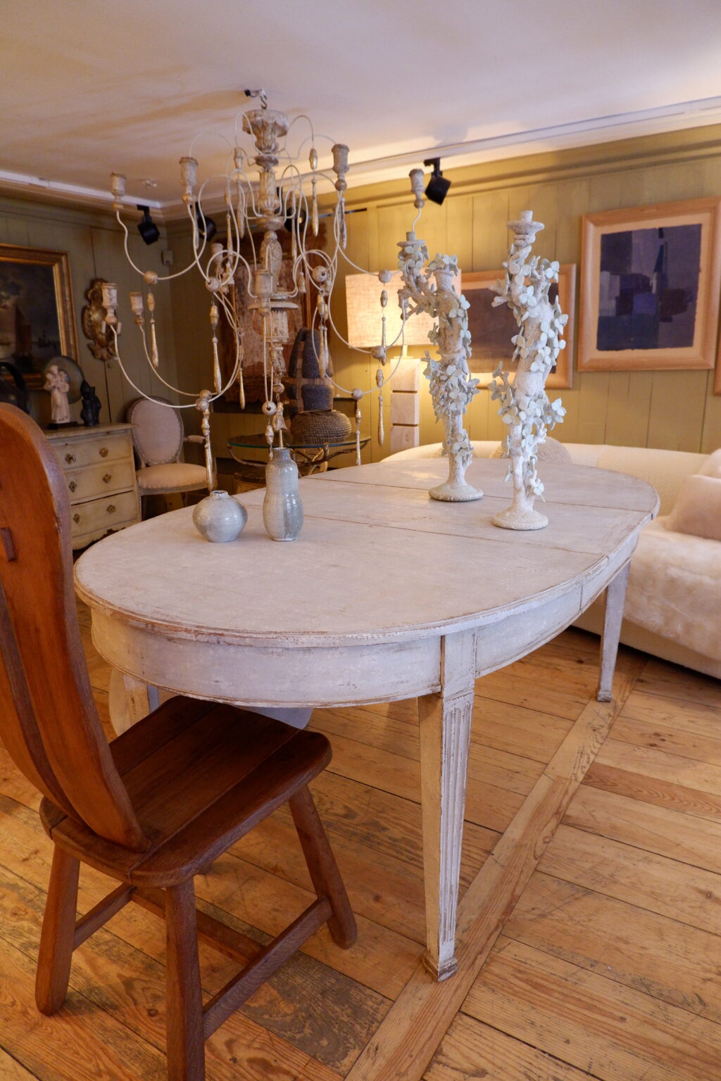LARGE OVAL GUSTAVIAN TABLE WITH SEVERAL EXTENSIONS WHITE PATINA LATE 19TH CENTURY