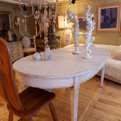 LARGE OVAL GUSTAVIAN TABLE WITH SEVERAL EXTENSIONS WHITE PATINA LATE 19TH CENTURY