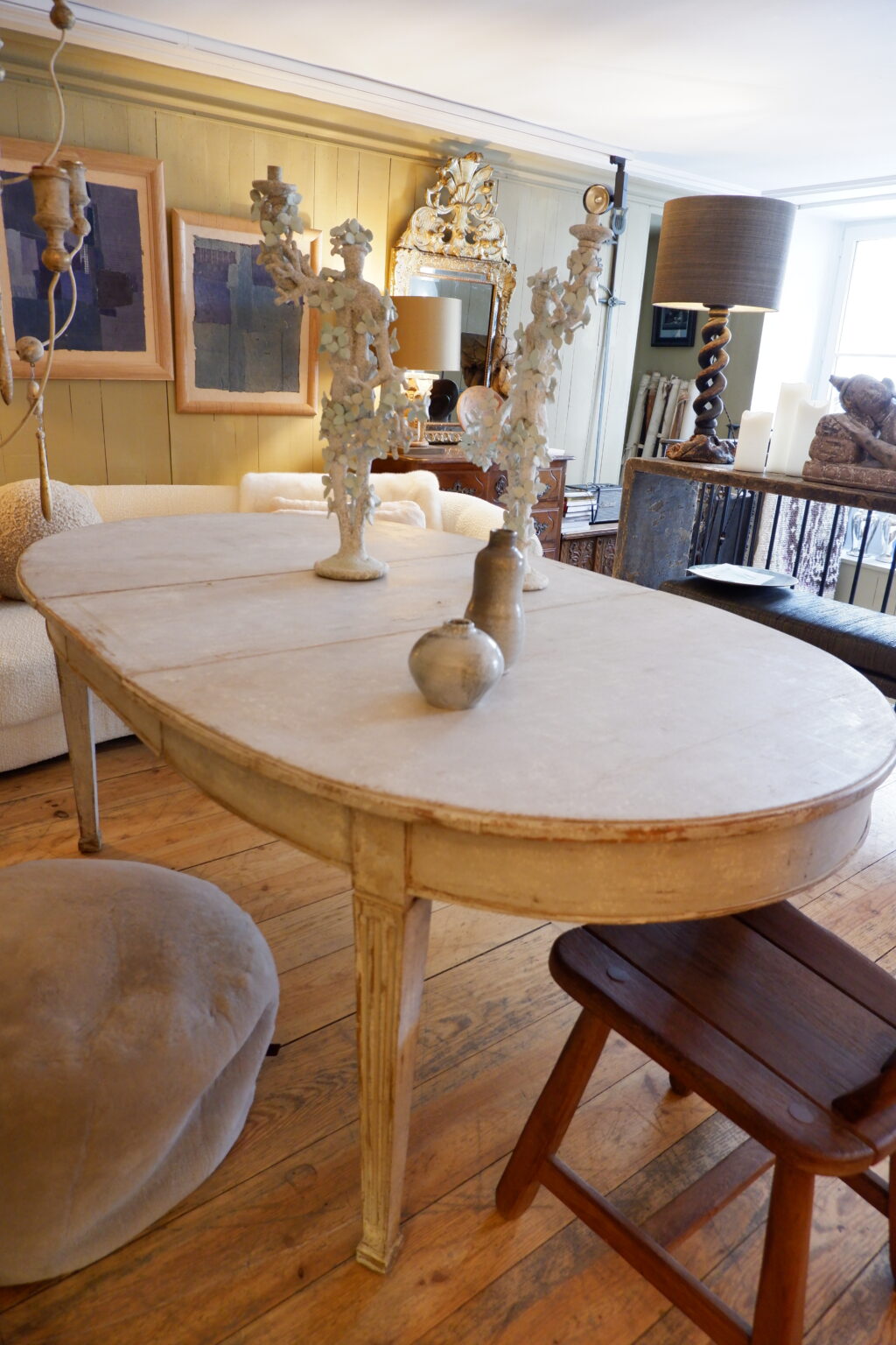 LARGE OVAL GUSTAVIAN TABLE WITH SEVERAL WHITE PATIN EXTENSIONS - Late 19th century - Image 2