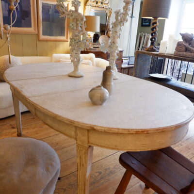 GRANDE TABLE DE GUSTAVIENNE OVALE AVEC PLUSIEURS EXTENSIONS PATINE BLANCHE FIN XIXE