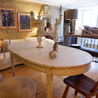 GRANDE TABLE DE GUSTAVIENNE OVALE AVEC PLUSIEURS EXTENSIONS PATINE BLANCHE FIN XIXE