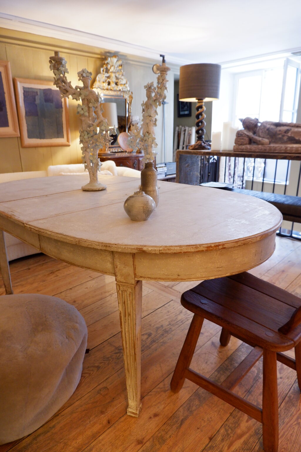 LARGE OVAL GUSTAVIAN TABLE WITH SEVERAL WHITE PATIN EXTENSIONS - Late 19th century - Image 4