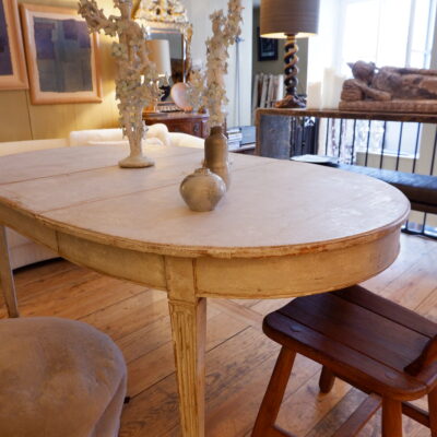 GRANDE TABLE DE GUSTAVIENNE OVALE AVEC PLUSIEURS EXTENSIONS PATINE BLANCHE FIN XIXE