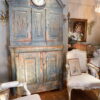 GRAND BUFFET BAROQUE SUEDOIS AVEC HORLOGE PATINE BLEUE CA.1790 – Image 7