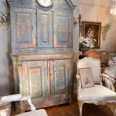 GRAND BUFFET BAROQUE SUEDOIS AVEC HORLOGE PATINE BLEUE CA.1790