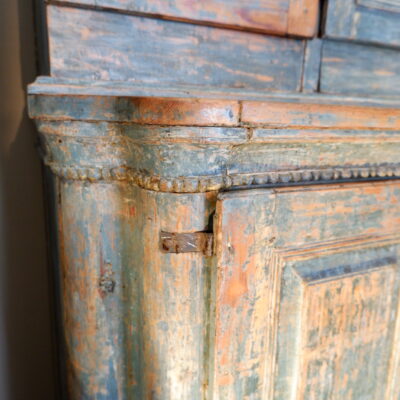 GRAND BUFFET BAROQUE SUEDOIS AVEC HORLOGE PATINE BLEUE CA.1790