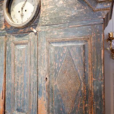 GRAND BUFFET BAROQUE SUEDOIS AVEC HORLOGE PATINE BLEUE CA.1790