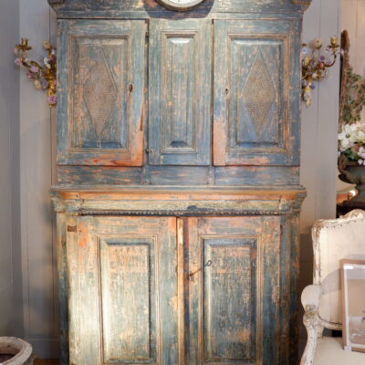 GRAND BUFFET BAROQUE SUEDOIS AVEC HORLOGE PATINE BLEUE CA.1790