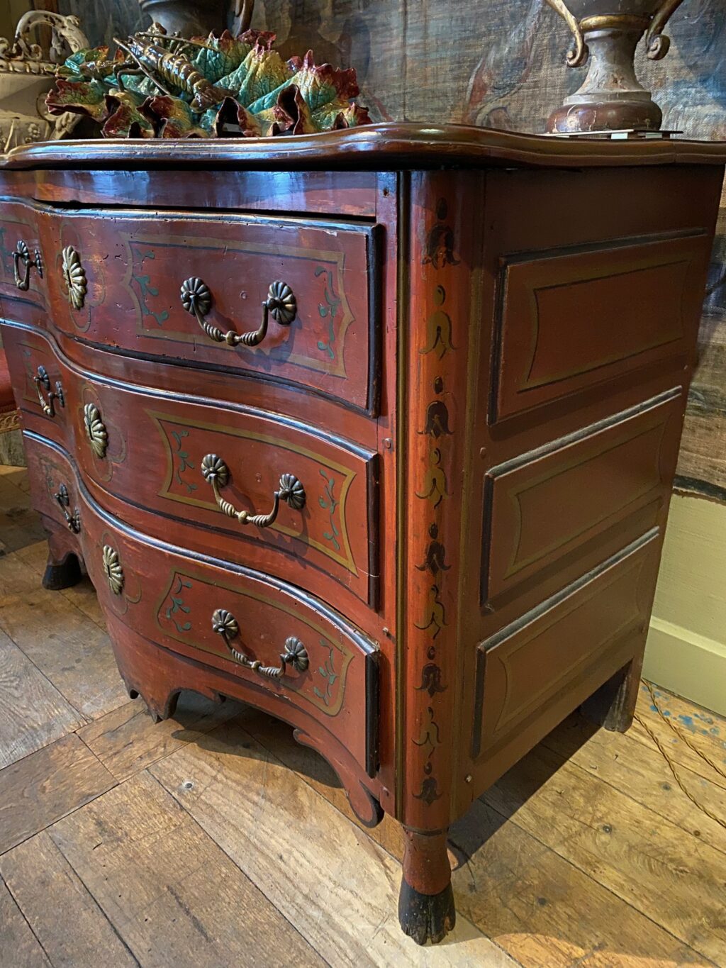 Oak Regency chest of drawers painted oxblood red and clog feet, France - southwest ca.1720 - Image 5