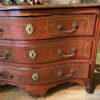Commode Régence en chêne peint rouge sang de boeuf et pieds sabots, France - sud-ouest ca.1720 – Image 3