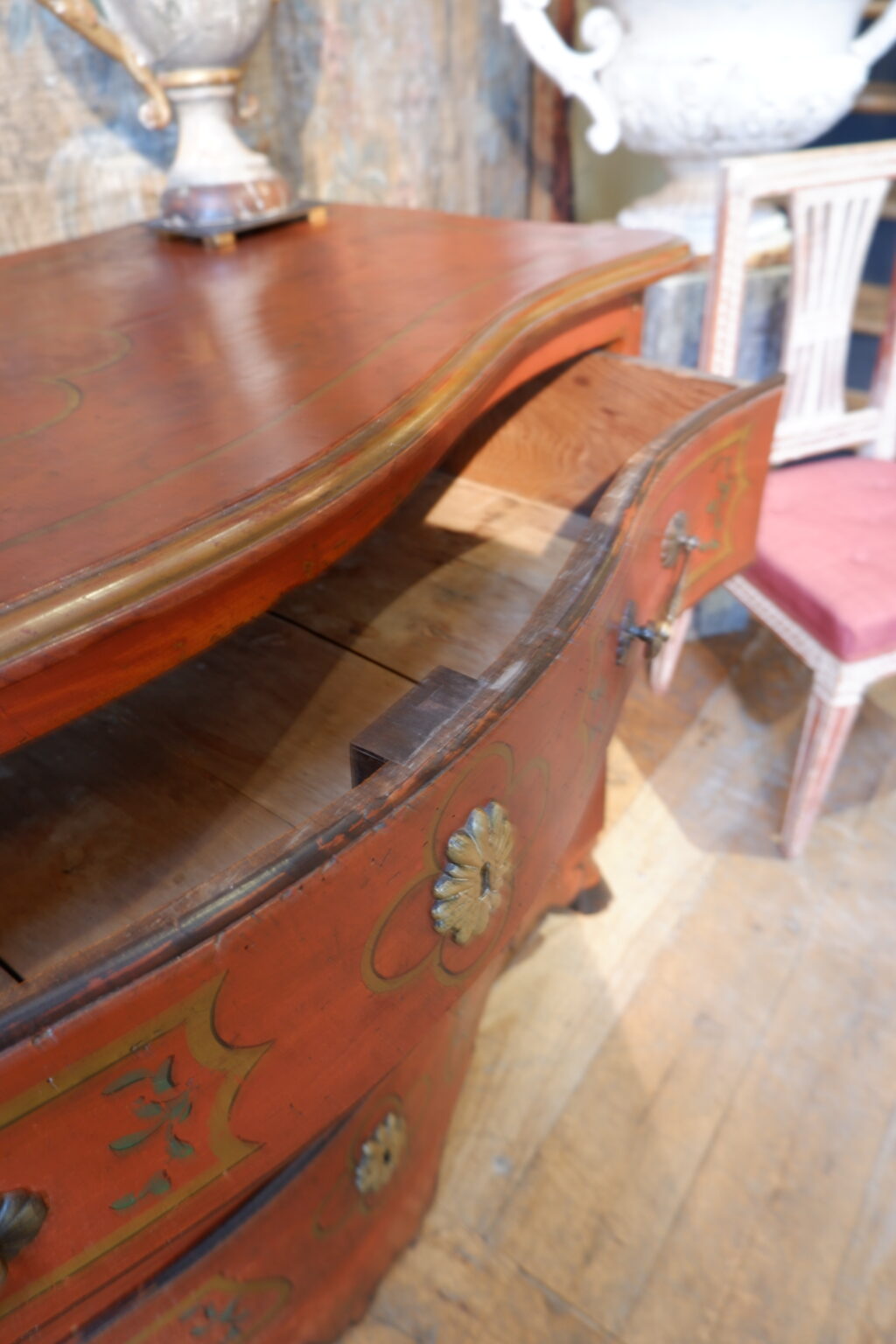 Oak Regency chest of drawers painted oxblood red and clog feet, France - southwest ca.1720 - Image 9