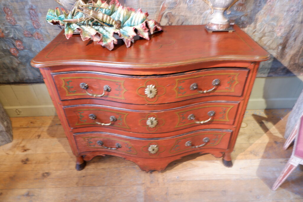 Oak Regency chest of drawers painted oxblood red and clog feet, France - southwest ca.1720 - Image 8