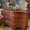 Commode Régence en chêne peint rouge sang de boeuf et pieds sabots, France - sud-ouest ca.1720 – Image 4