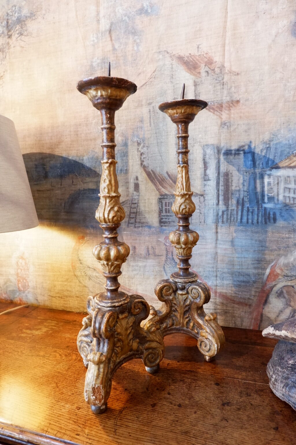 Paire de grands piques cierges en bois sculpté d'époque XVIIIe