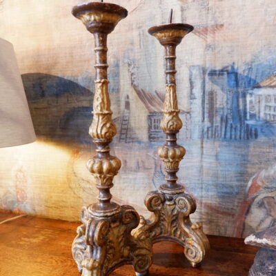 Paire de grands piques cierges en bois sculpté d’époque XVIIIe