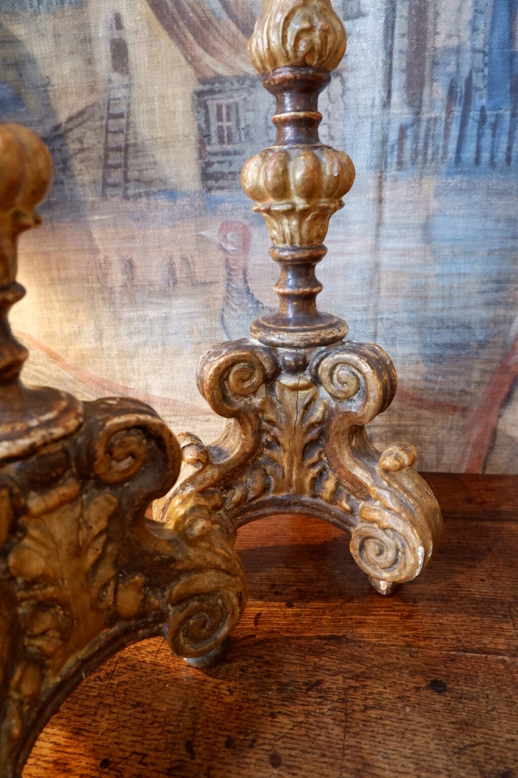 Paire de grands piques cierges en bois sculpté d'époque XVIIIe – Image 2