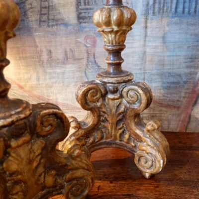 Paire de grands piques cierges en bois sculpté d’époque XVIIIe
