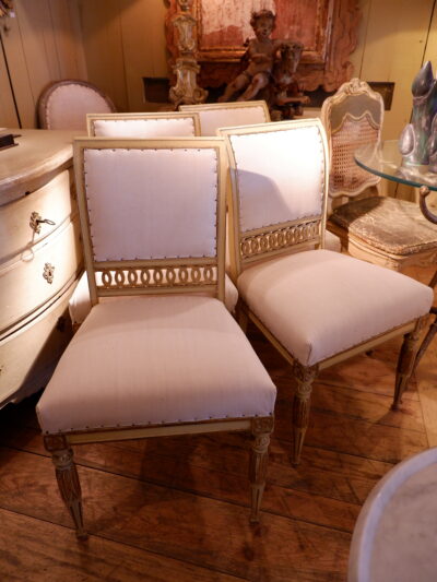 Suite de 4 chaises gustaviennes laque ivoire & or ca.1870