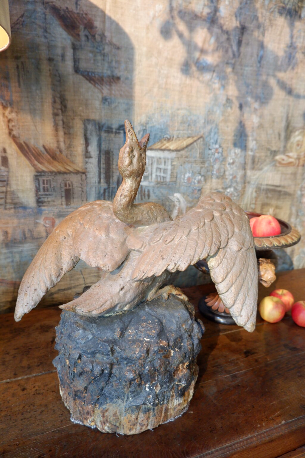 Centre de fontaine en fonte peinte figurant un cygne aux ailes déployées sur un rocher fin XIXe