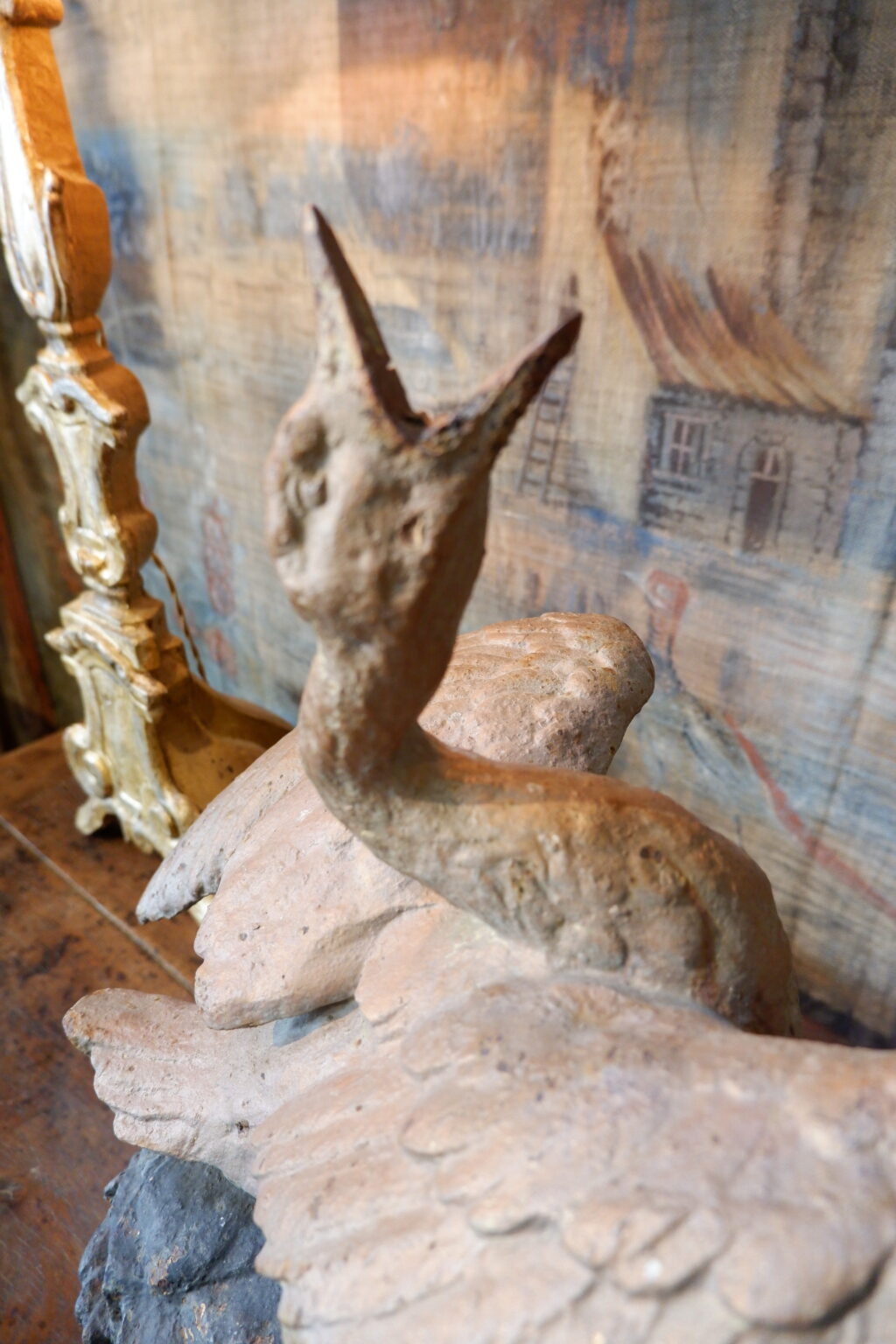 Centre de fontaine en fonte peinte figurant un cygne aux ailes déployées sur un rocher fin XIXe – Image 7