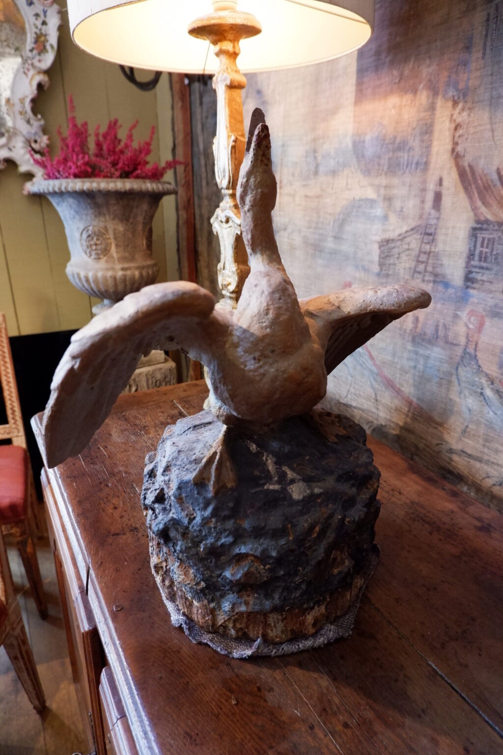 Centre de fontaine en fonte peinte figurant un cygne aux ailes déployées sur un rocher fin XIXe – Image 6